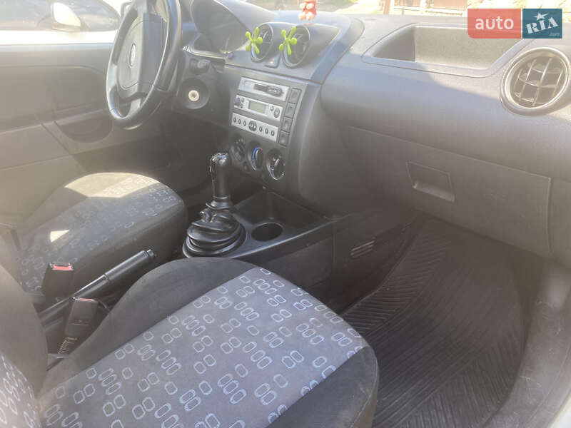 Хэтчбек Ford Fiesta 2004 в Виннице