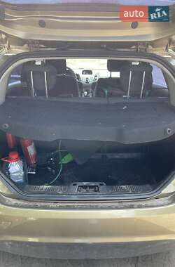 Хетчбек Ford Fiesta 2012 в 