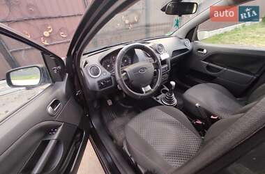 Хэтчбек Ford Fiesta 2005 в 