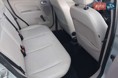 Хэтчбек Ford Fiesta 2004 в 
