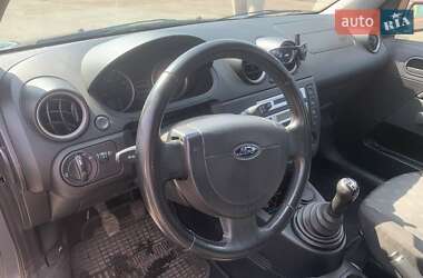 Хэтчбек Ford Fiesta 2004 в 