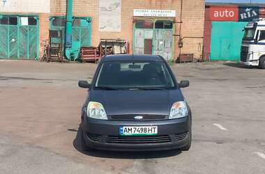 Хэтчбек Ford Fiesta 2004 в 