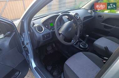 Хэтчбек Ford Fiesta 2006 в 