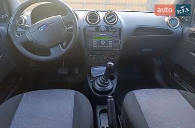Хэтчбек Ford Fiesta 2006 в 