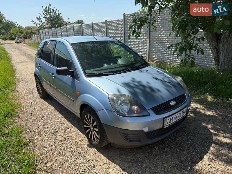 Хэтчбек Ford Fiesta 2005 в 