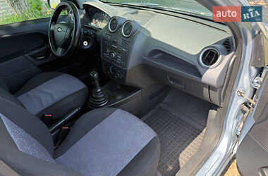 Хэтчбек Ford Fiesta 2005 в 
