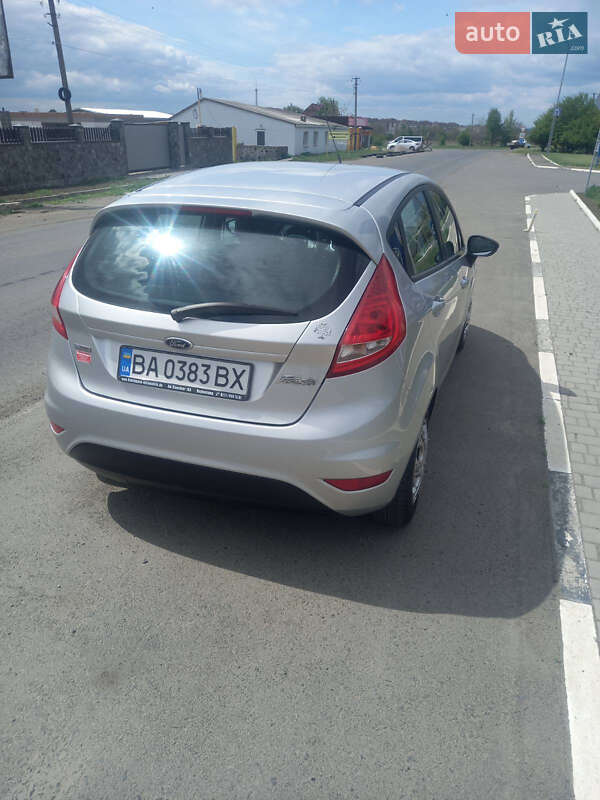 Хэтчбек Ford Fiesta 2012 в 