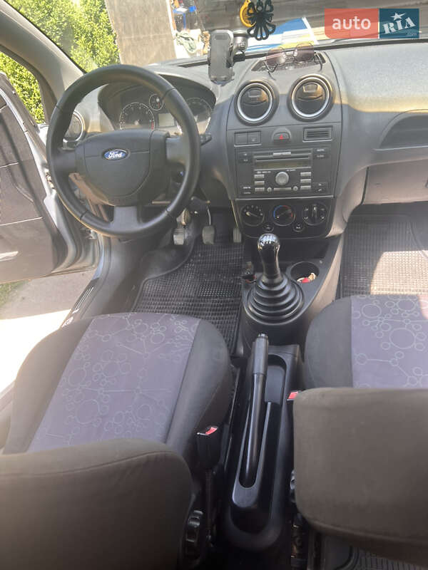 Хэтчбек Ford Fiesta 2006 в Каменке