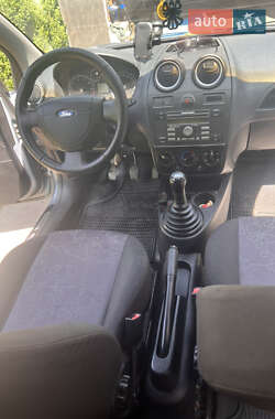 Хэтчбек Ford Fiesta 2006 в 