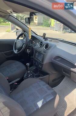 Хэтчбек Ford Fiesta 2005 в 