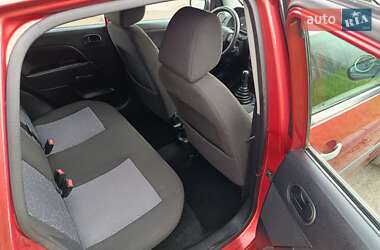 Хэтчбек Ford Fiesta 2006 в 