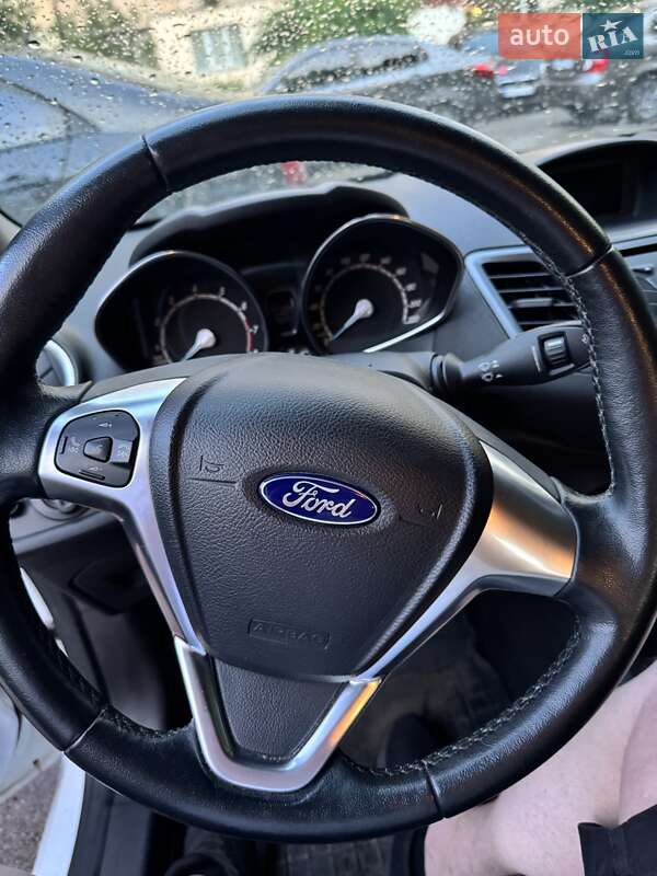 Хэтчбек Ford Fiesta 2016 в Киеве