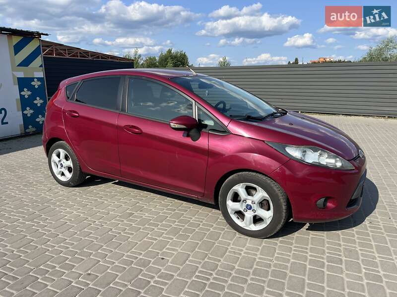 Хэтчбек Ford Fiesta 2011 в 