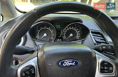 Хэтчбек Ford Fiesta 2016 в 