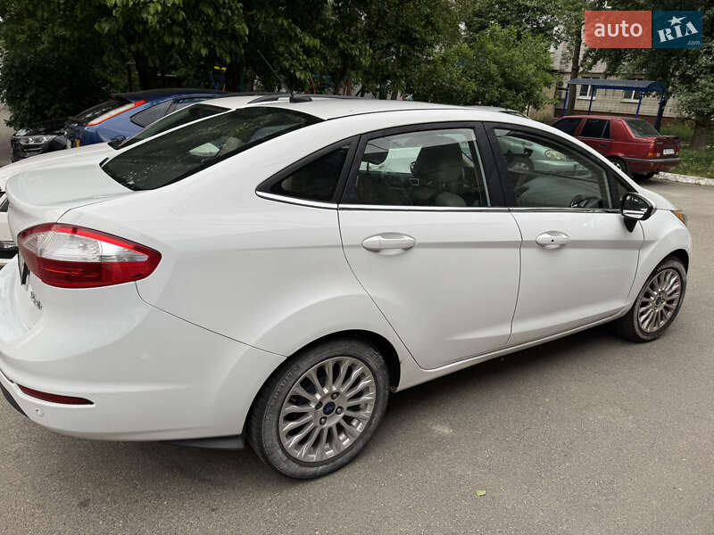 Седан Ford Fiesta 2015 в Вышгороде