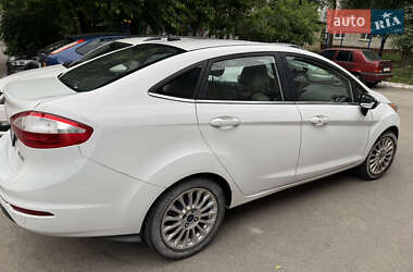 Седан Ford Fiesta 2015 в 