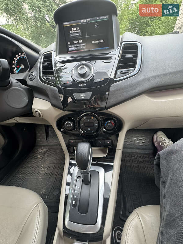 Седан Ford Fiesta 2015 в Вышгороде