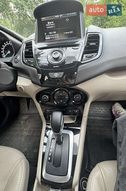 Седан Ford Fiesta 2015 в 