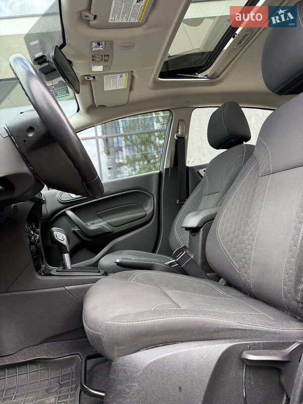 Седан Ford Fiesta 2015 в Ужгороде