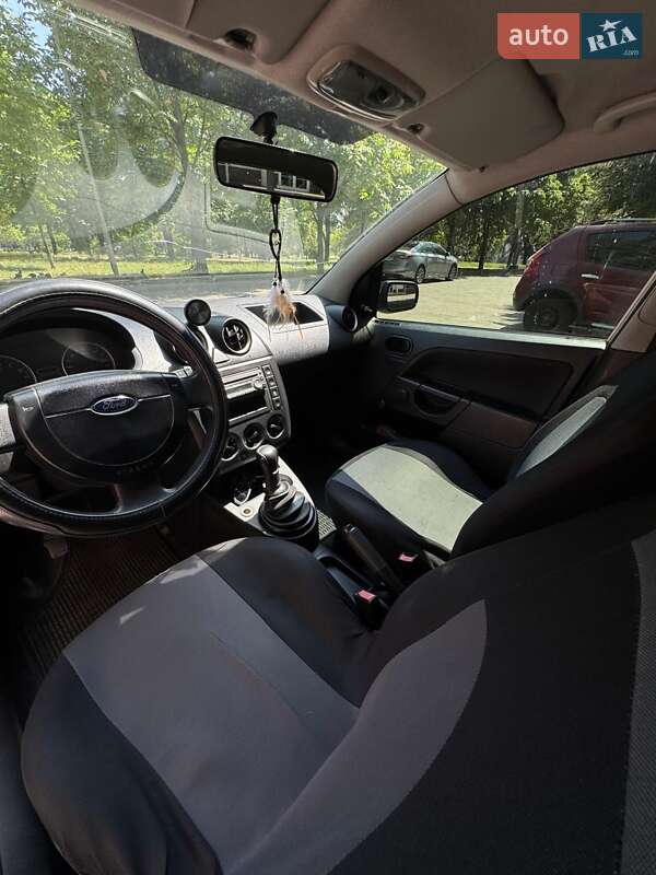 Хэтчбек Ford Fiesta 2004 в Запорожье