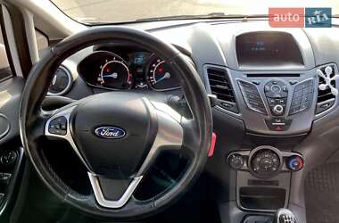 Хэтчбек Ford Fiesta 2016 в 