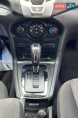 Хэтчбек Ford Fiesta 2013 в 