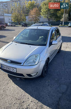 Хэтчбек Ford Fiesta 2005 в 
