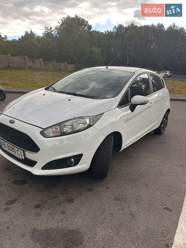 Хэтчбек Ford Fiesta 2016 в 