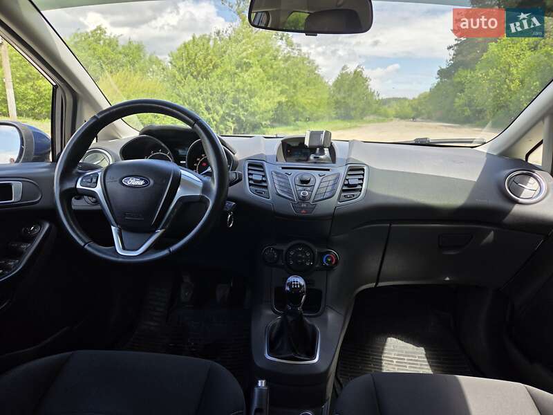 Хэтчбек Ford Fiesta 2013 в Шумске