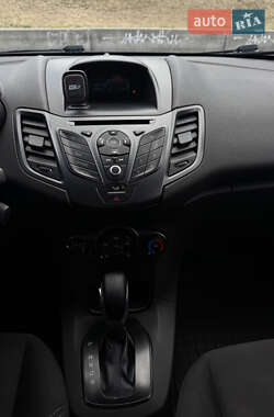 Хэтчбек Ford Fiesta 2015 в 