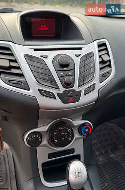 Хэтчбек Ford Fiesta 2012 в 
