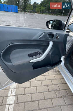 Хэтчбек Ford Fiesta 2012 в 