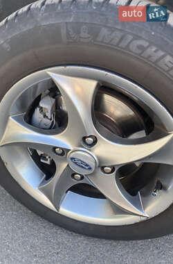 Хэтчбек Ford Fiesta 2002 в 