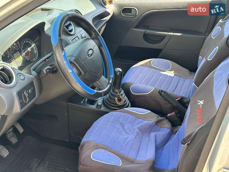Хэтчбек Ford Fiesta 2005 в Одессе