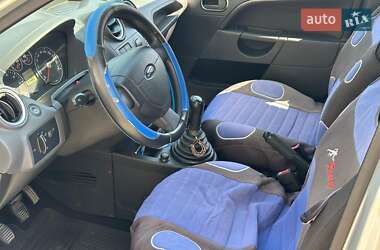 Хэтчбек Ford Fiesta 2005 в 