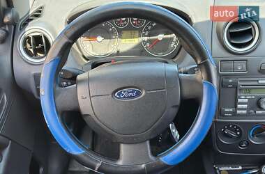 Хэтчбек Ford Fiesta 2005 в 