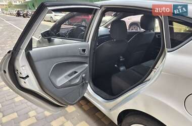 Хэтчбек Ford Fiesta 2012 в 