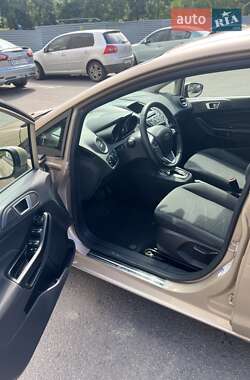 Хэтчбек Ford Fiesta 2016 в 