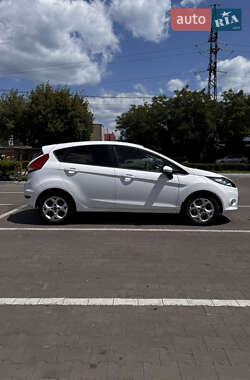 Хэтчбек Ford Fiesta 2011 в 
