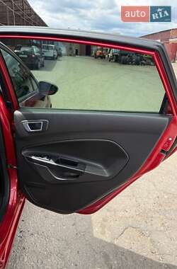 Хэтчбек Ford Fiesta 2015 в 