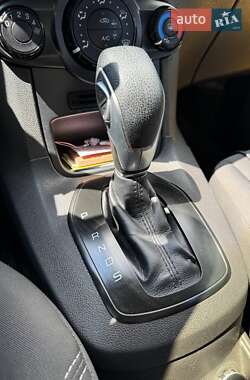 Хэтчбек Ford Fiesta 2015 в 