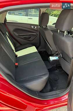 Хэтчбек Ford Fiesta 2015 в 