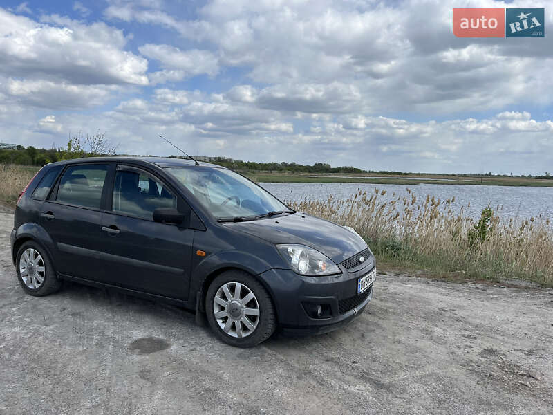 Хэтчбек Ford Fiesta 2006 в 