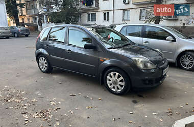 Хэтчбек Ford Fiesta 2006 в 