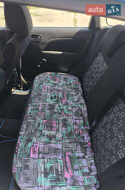 Хэтчбек Ford Fiesta 2005 в 