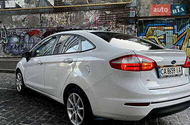Седан Ford Fiesta 2015 в 