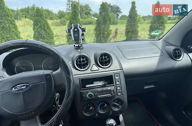 Хэтчбек Ford Fiesta 2004 в 
