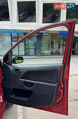 Хэтчбек Ford Fiesta 2006 в 