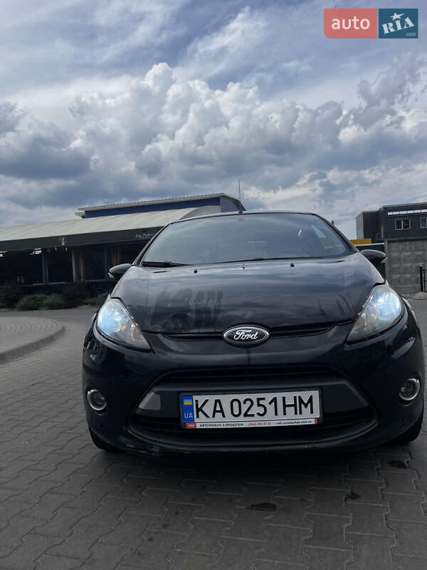 Хэтчбек Ford Fiesta 2011 в 