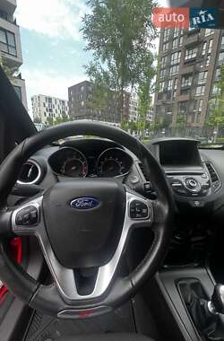 Хэтчбек Ford Fiesta 2016 в 